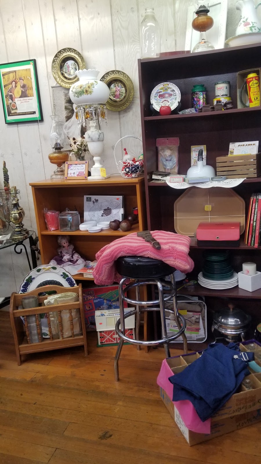 Moon Penguin’s Emporium | 206 W St Louis St, Lebanon, IL 62254, USA | Phone: (618) 537-6625