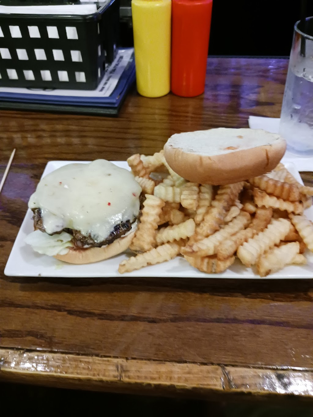 Grizzlys Bar & Grill | 1519 Oak St, Wyandotte, MI 48192, USA | Phone: (734) 708-4749