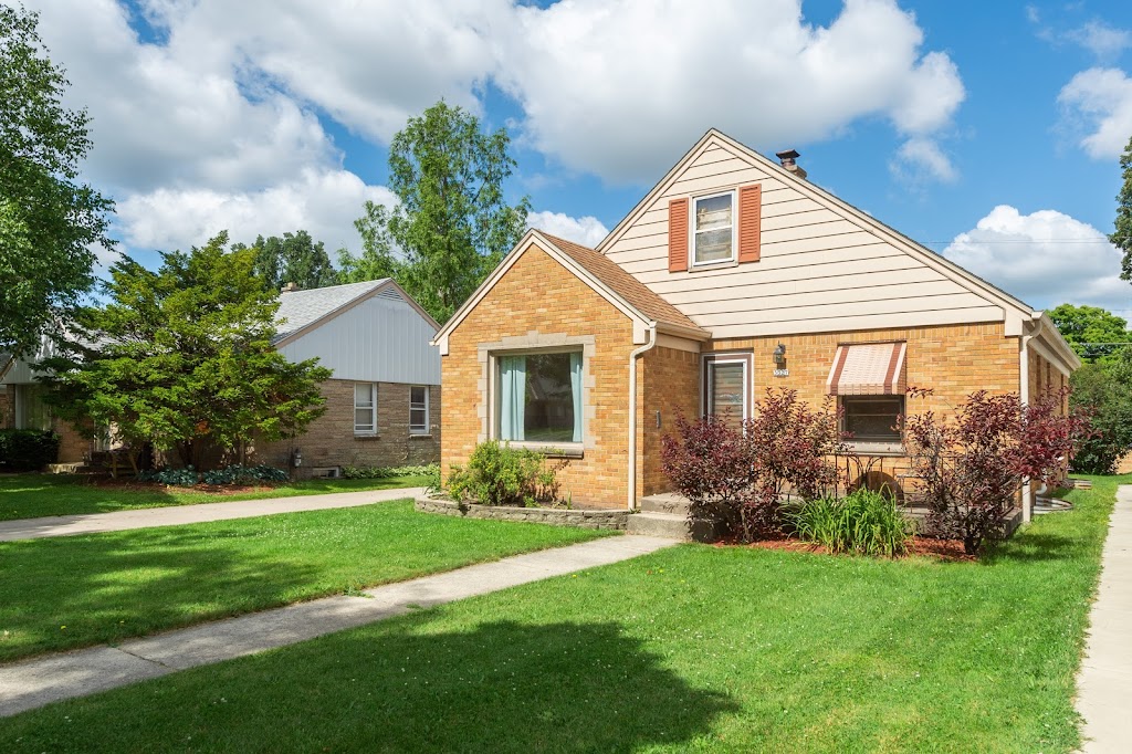 Lynda Sinclair Coldwell Banker Realty | 870 E Paradise Dr, West Bend, WI 53095, USA | Phone: (520) 906-3293