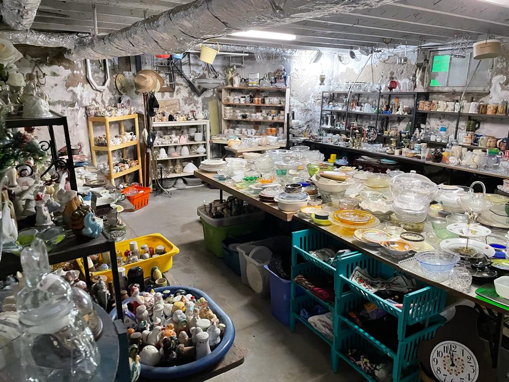 Prudhommes Antique & Vintage Market | 3125 N Service Rd, Vineland Station, ON L0R 2E0, Canada | Phone: (905) 562-5187