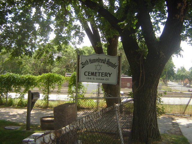 Beth Hamedrosh Hagodel Cemetery | 134 S Dana Ct, Milwaukee, WI 53214, USA | Phone: (414) 871-2232