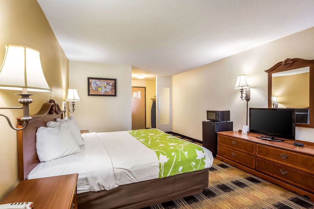 Econo Lodge Inn & Suites | 305 Salem Pl, Fairview Heights, IL 62208, USA | Phone: (618) 624-3636