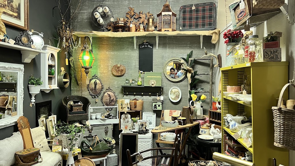 Pardeeville Antique Mall | 103 Industrial Dr, Pardeeville, WI 53954, USA | Phone: (608) 429-9393