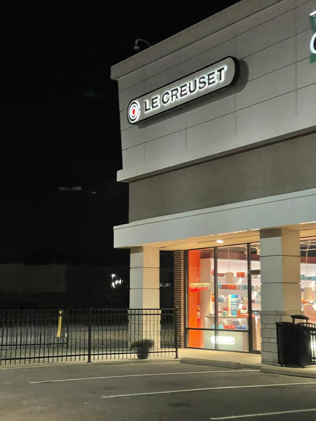 Le Creuset Outlet Store | 4026 E 82nd St, Indianapolis, IN 46250, USA | Phone: (317) 436-8674