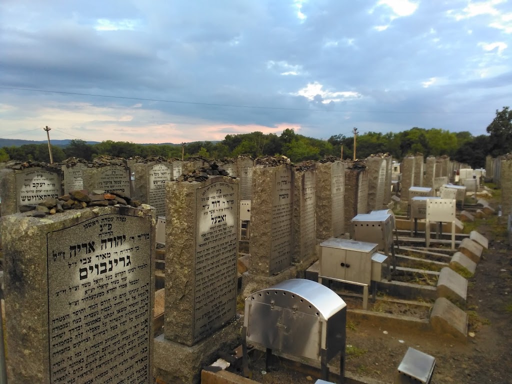 Satmar Cemetery | 30 Schunnemunk Rd, Monroe, NY 10950, USA | Phone: (845) 774-4040