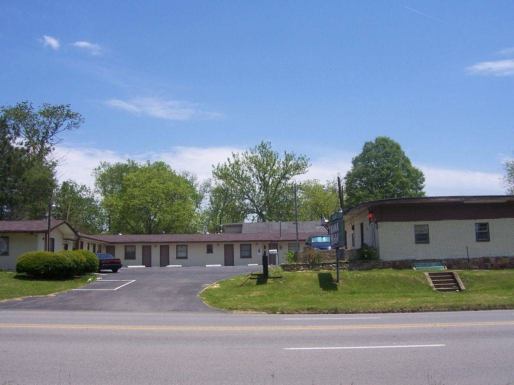 Bama Motel | 500 4th Ave E, Oneonta, AL 35121 | Phone: (205) 625-3919