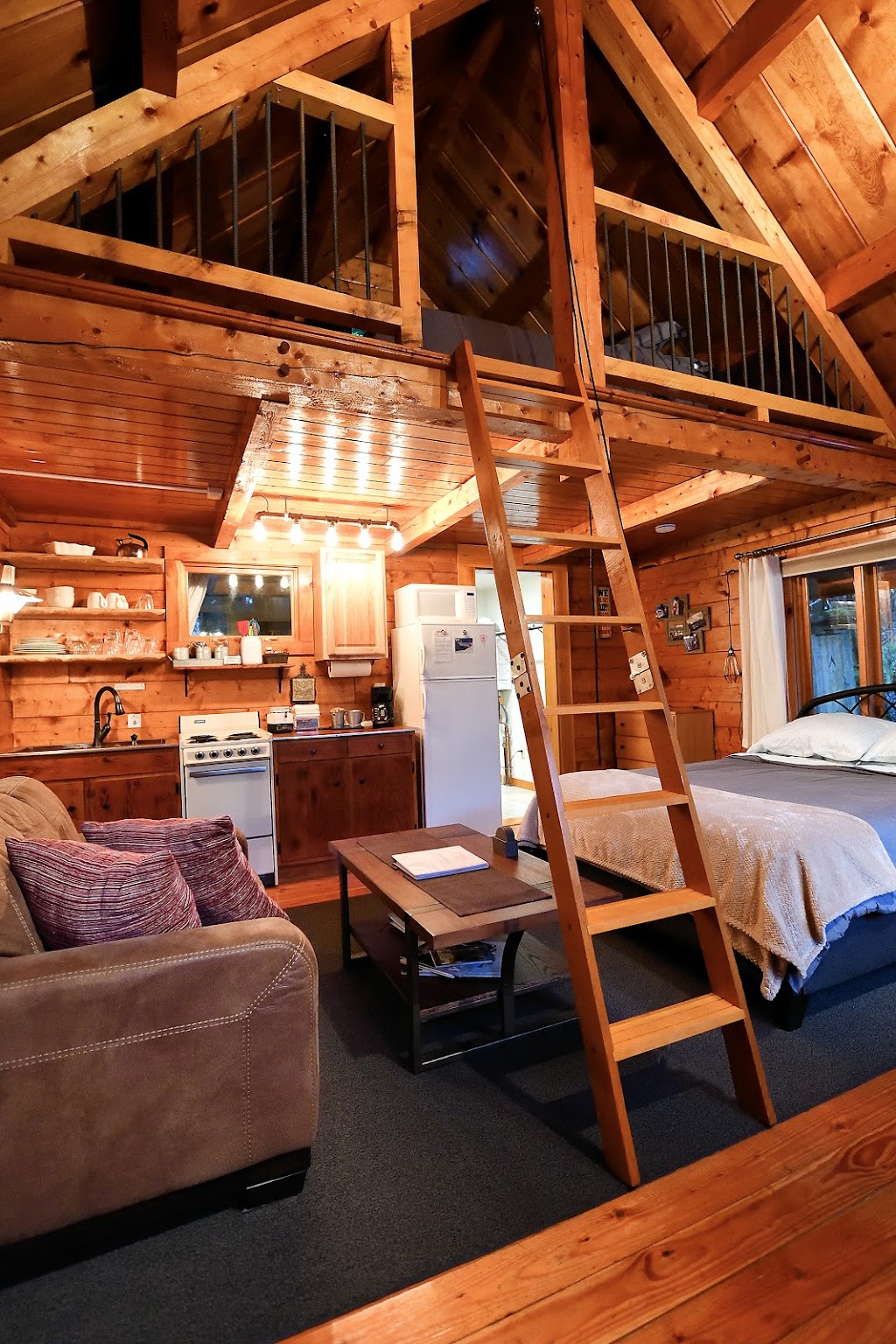 Alyeska Hideaway Log Cabin Rentals | 150, 164, 171 Doran Ln, Girdwood, AK 99587, USA | Phone: (907) 317-8833