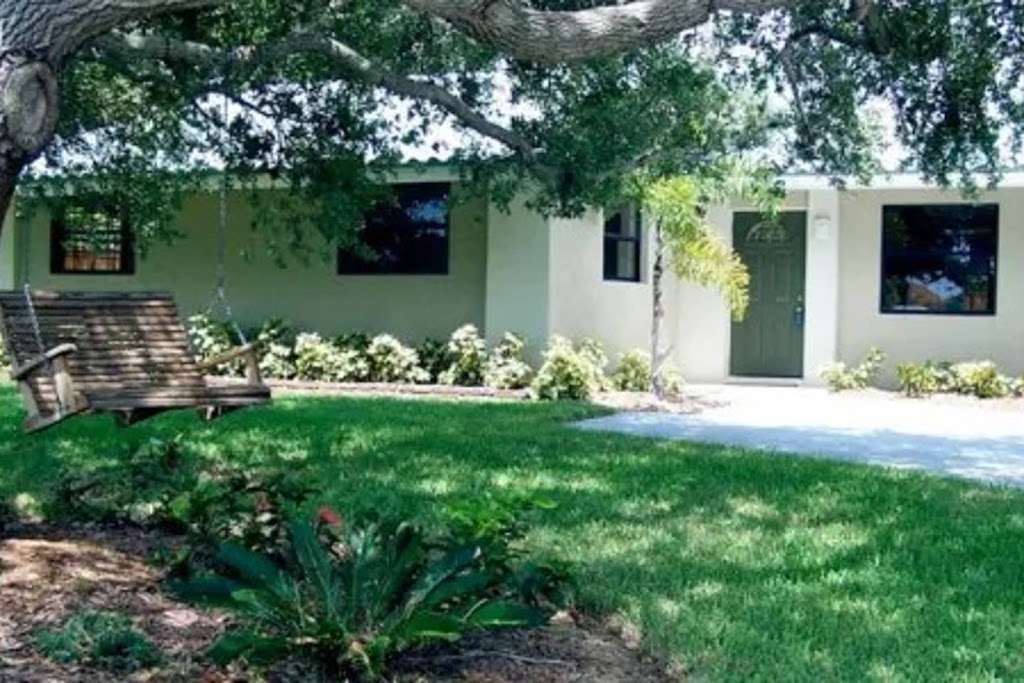 Siesta Beach Apartments | 5833 Driftwood Ave, Sarasota, FL 34231, USA | Phone: (941) 320-8490