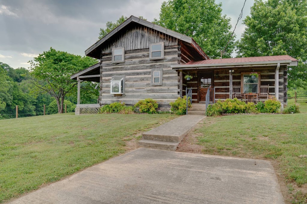 The Cabin at Roney Creek Farm | 901B Bowling Branch Rd, Cottontown, TN 37048, USA | Phone: (615) 406-4687