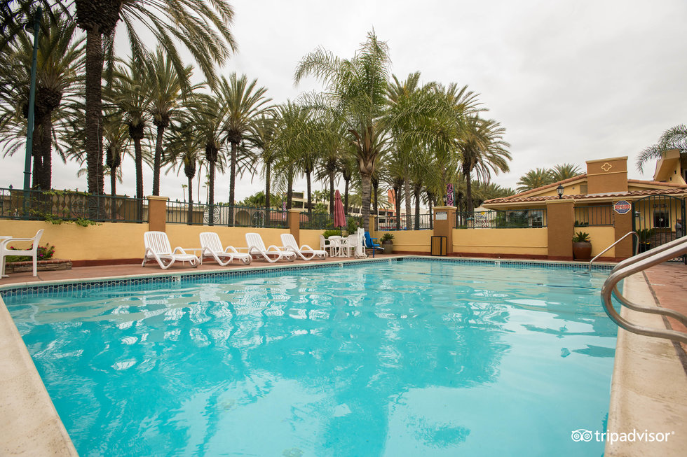 Anaheim Islander Inn and Suites | 424 W Katella Ave, Anaheim, CA 92802, USA | Phone: (714) 778-6565