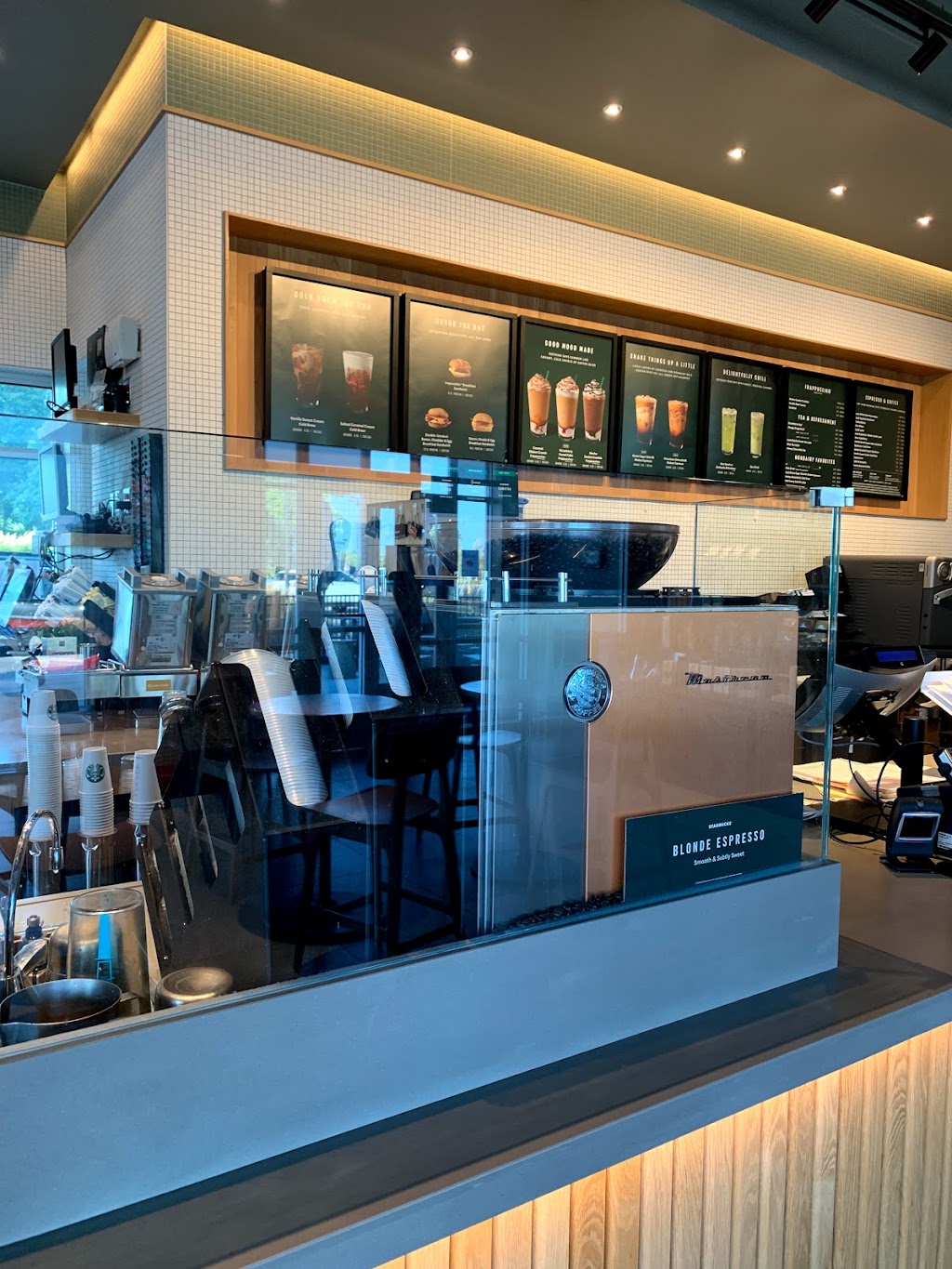 Starbucks | 1114 Hazeltine Blvd, Chaska, MN 55318, USA | Phone: (952) 368-0094