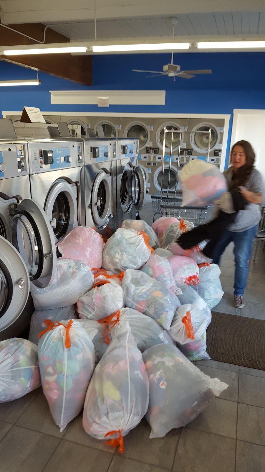 Tops Laundry | Photo 5 of 10 | Address: 5431 S Sheridan Ave, Tacoma, WA 98408, USA | Phone: (253) 292-0229