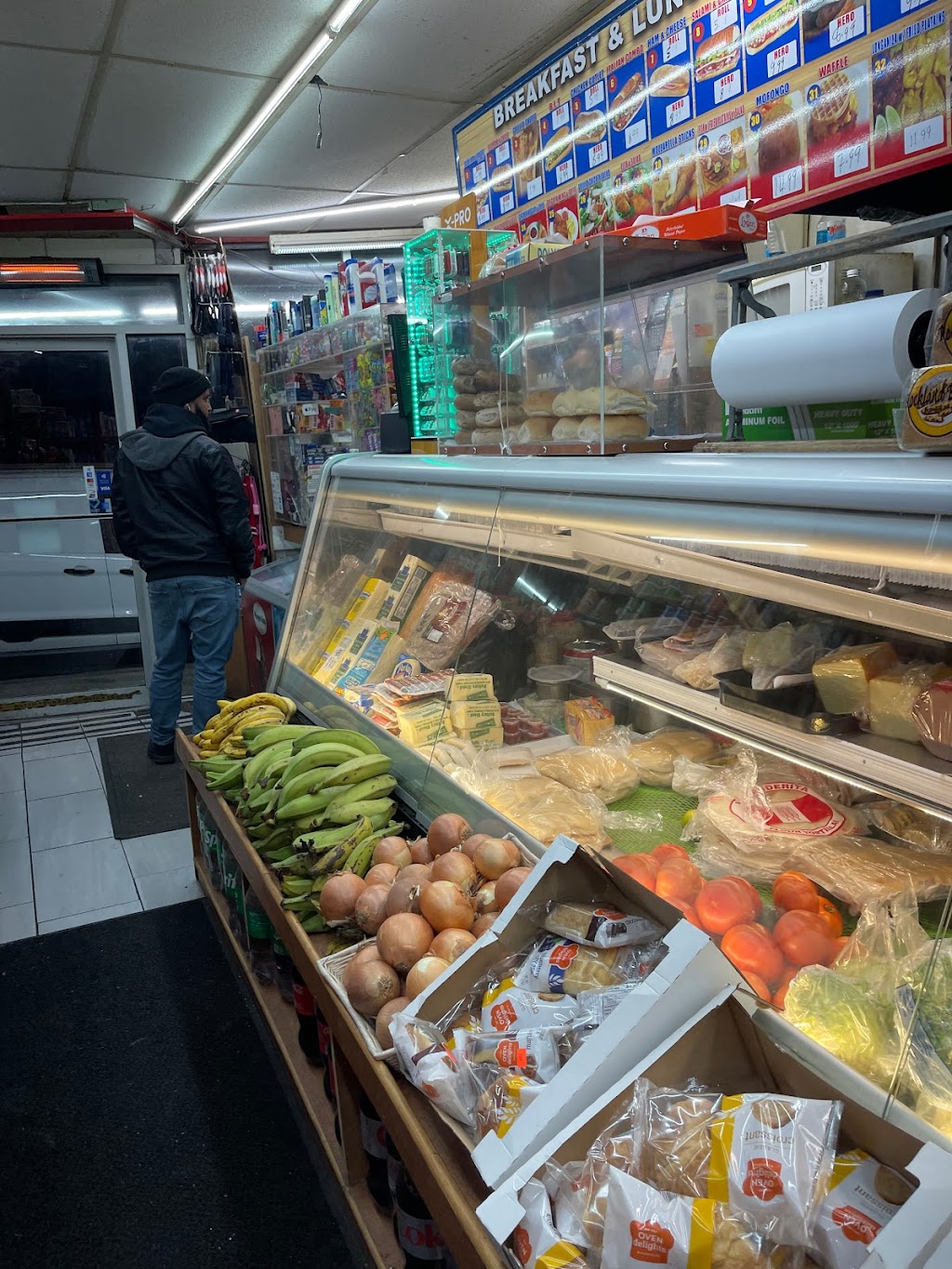 Middle Store Deli & Grocery | 1194 Woodfield Rd, Rockville Centre, NY 11570, USA | Phone: (516) 764-6224