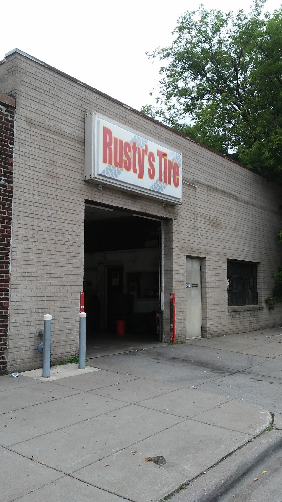 Rustys Tire | 2401 W Broadway Ave, Minneapolis, MN 55411, USA | Phone: (612) 588-7630