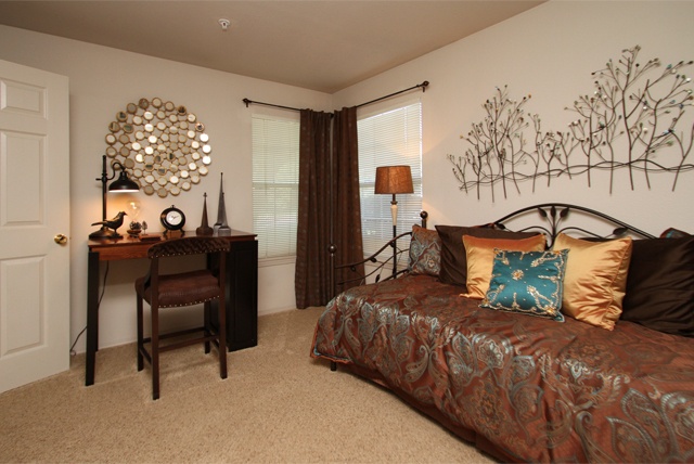 Crown Chase Apartments | 1010 N Ridge Rd, Wichita, KS 67212 | Phone: (316) 844-1046