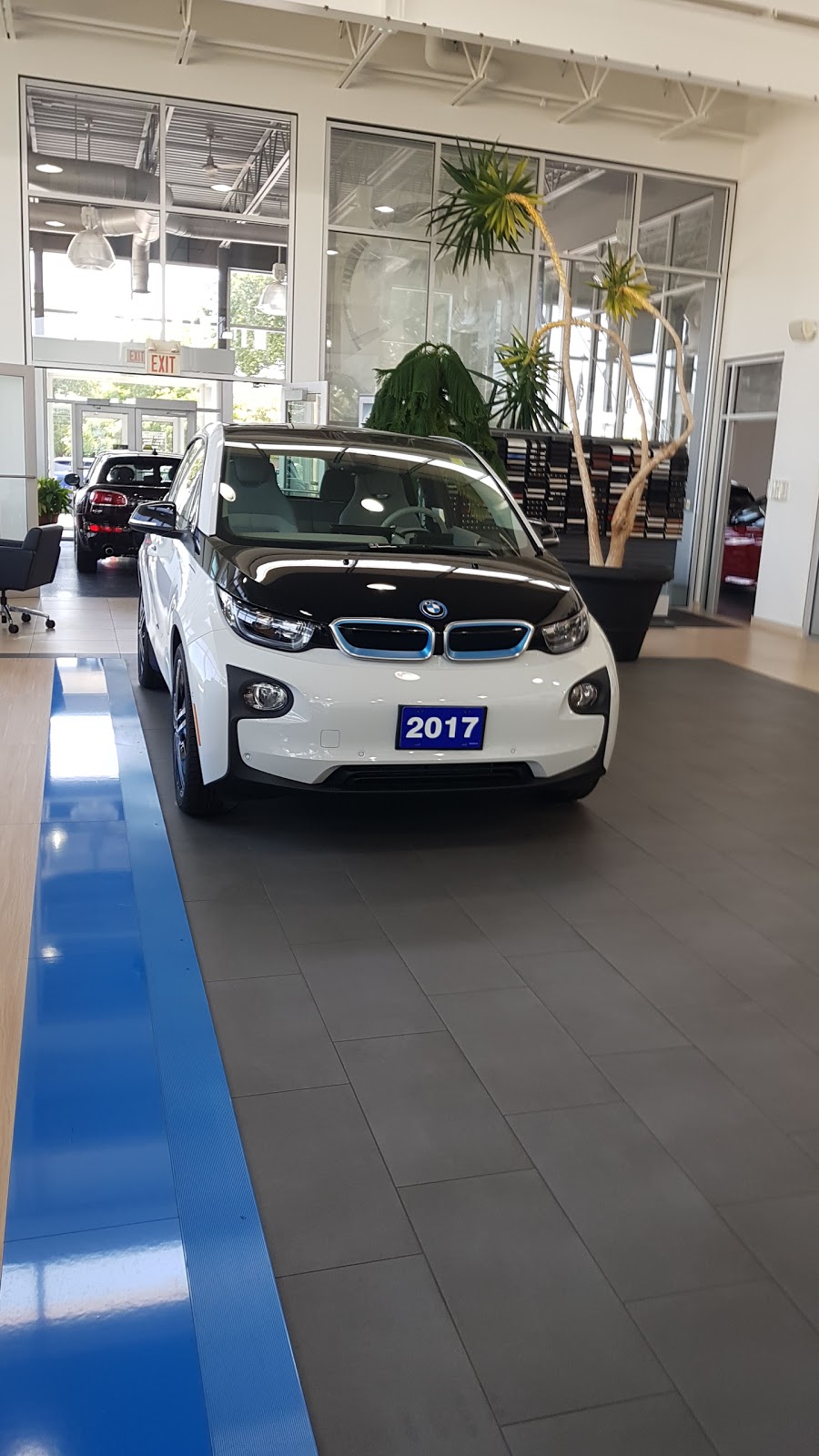 Overseas Motors BMW | 9425 Tecumseh Rd E, Windsor, ON N8R 1A1, Canada | Phone: (519) 254-4303