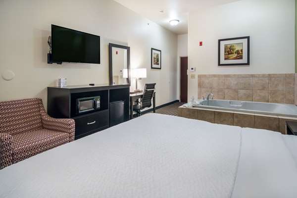 Clarion Inn & Suites Weatherford South | 1911 Wall St, Weatherford, TX 76086, USA | Phone: (817) 594-9699