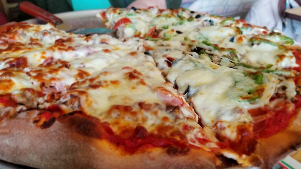 Geraces Pizzeria | Waterford Mills Plaza, 65529 Indiana 15, 65529 IN-15, Goshen, IN 46526, USA | Phone: (574) 535-0011