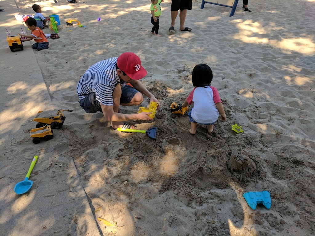 Robert Burns Park | 225 N Van Ness Ave, Los Angeles, CA 90004, USA | Phone: (213) 485-4833