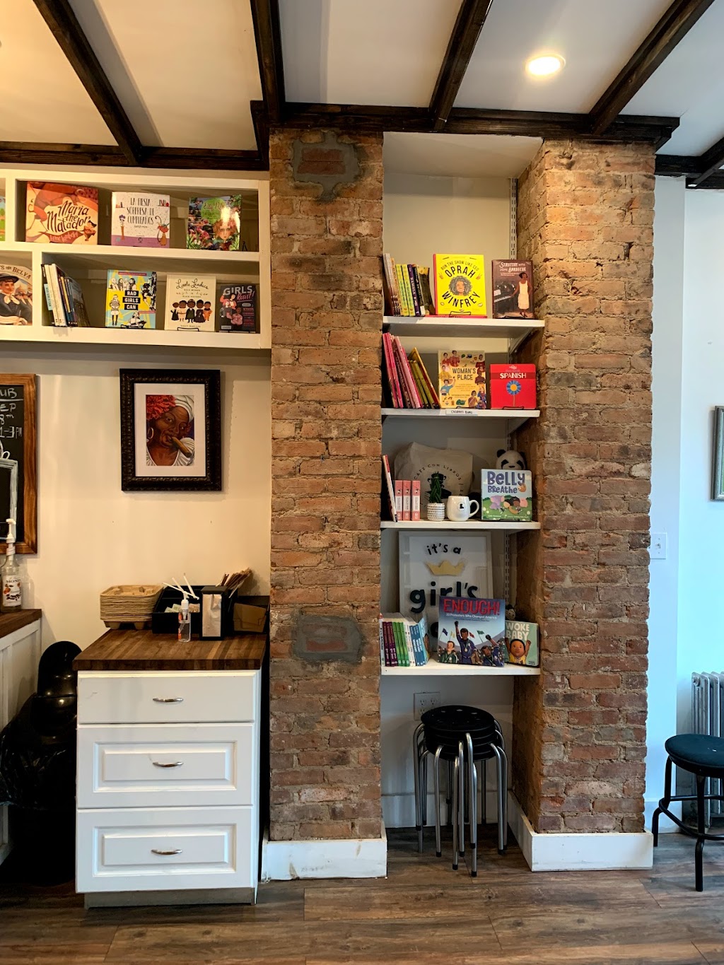 Cafe con Libros | 724 Prospect Pl, Brooklyn, NY 11216, USA | Phone: (929) 327-9373