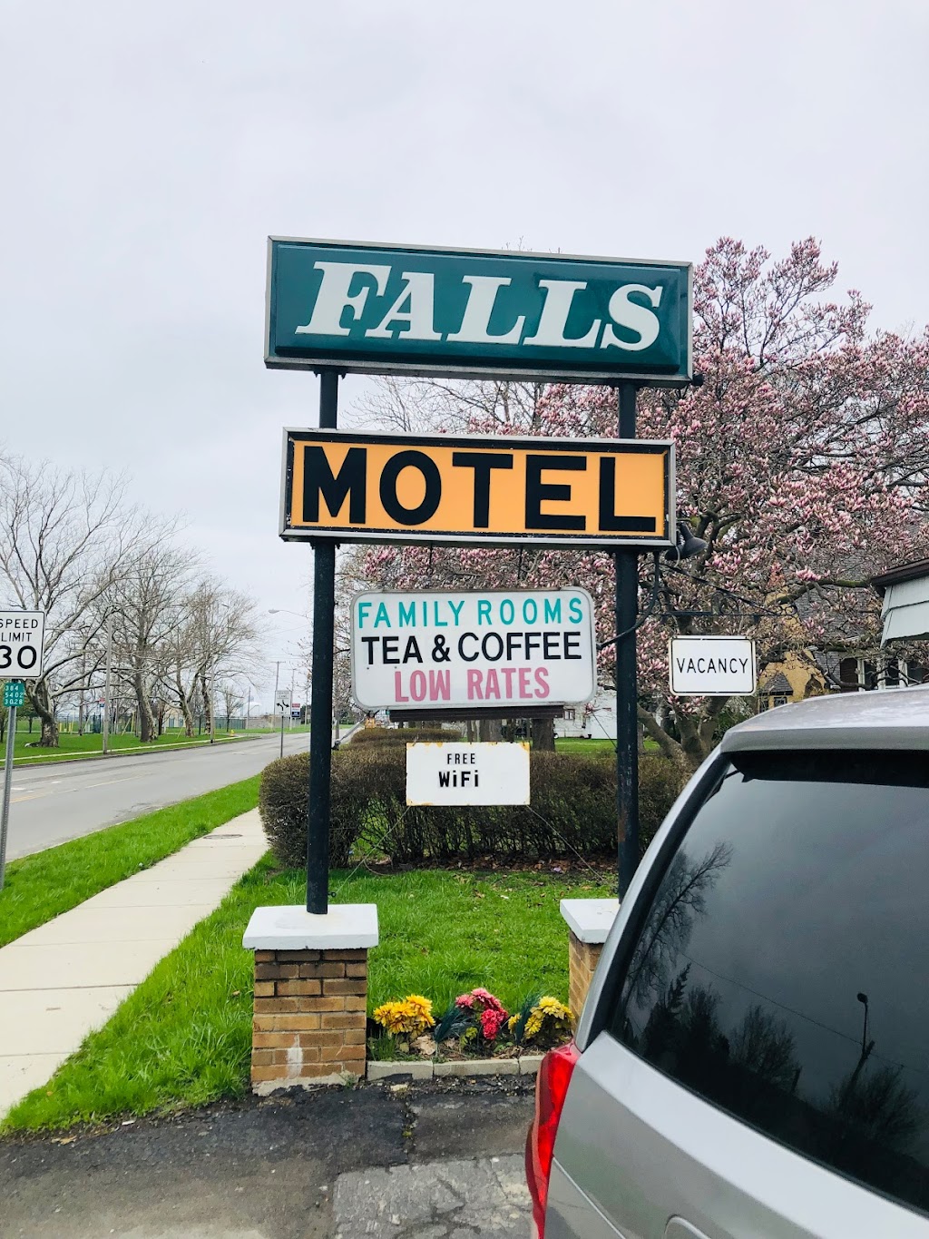 Falls Motel | 5820 Buffalo Ave, Niagara Falls, NY 14304, USA | Phone: (716) 283-3239