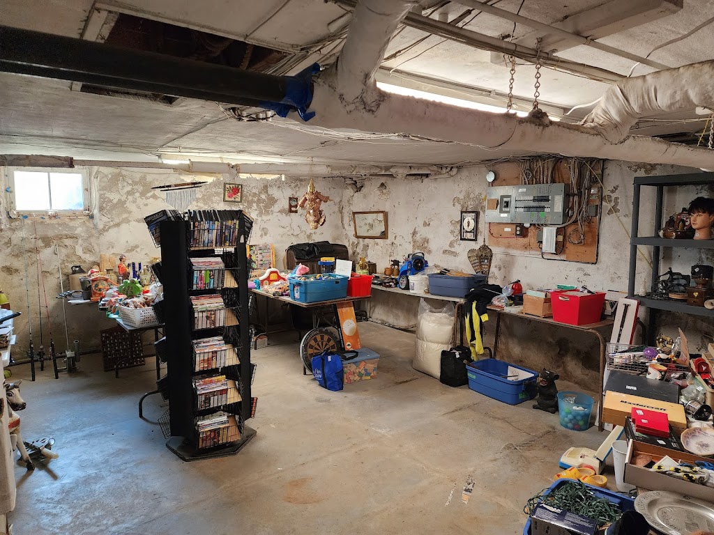 Prudhommes Antique & Vintage Market | 3125 N Service Rd, Vineland Station, ON L0R 2E0, Canada | Phone: (905) 562-5187