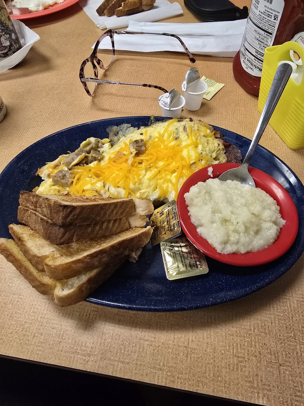 Odd Cuples Cafe | 117 W Belt Ave Suite D, Bushnell, FL 33513, USA | Phone: (352) 568-0408