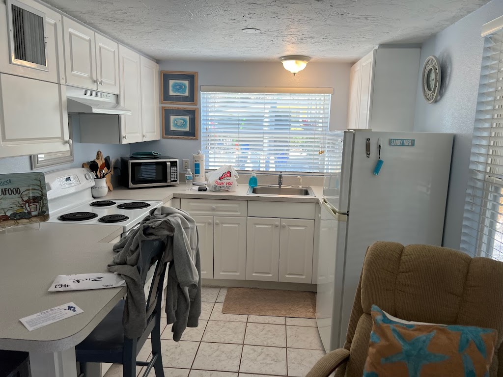 Anna Maria Beach Cottages | 112 Oak Ave, Anna Maria, FL 34216, USA | Phone: (941) 778-1503