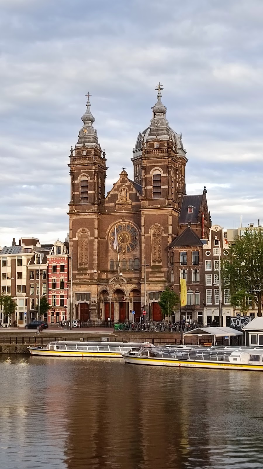 Basilica of Saint Nicholas | Prins Hendrikkade 73, 1012 AD Amsterdam, Netherlands | Phone: 020 330 7812