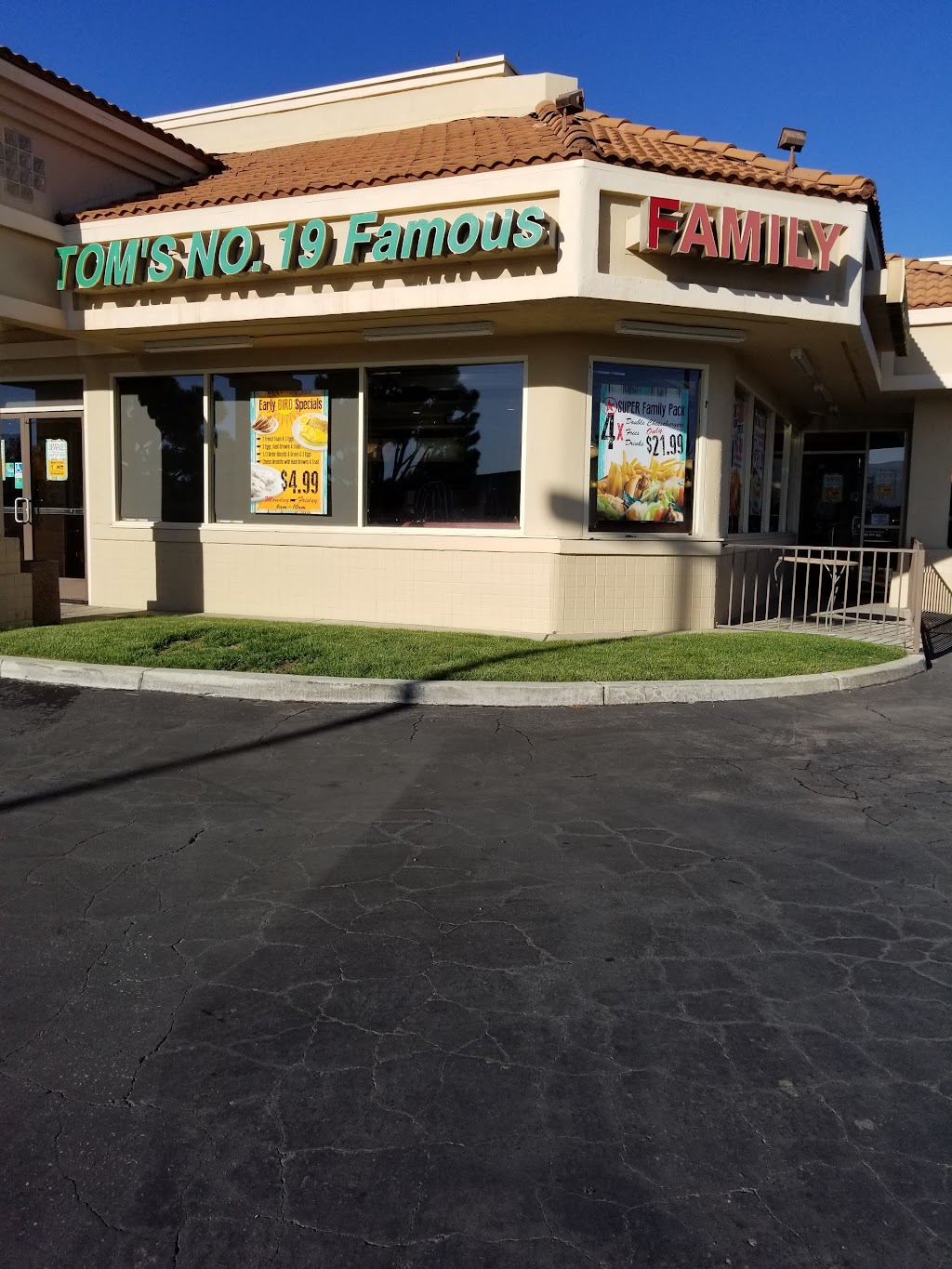 TOMs Famous Family Restaurant 19 | 22095 Highway, CA-18, Apple Valley, CA 92307, USA | Phone: (760) 247-7017