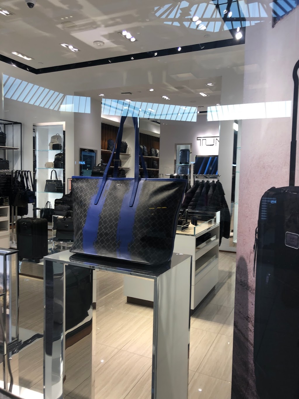 TUMI Store - Ridgedale Center | 12401 Wayzata Blvd Suite 2140, Minnetonka, MN 55305, USA | Phone: (612) 452-5090