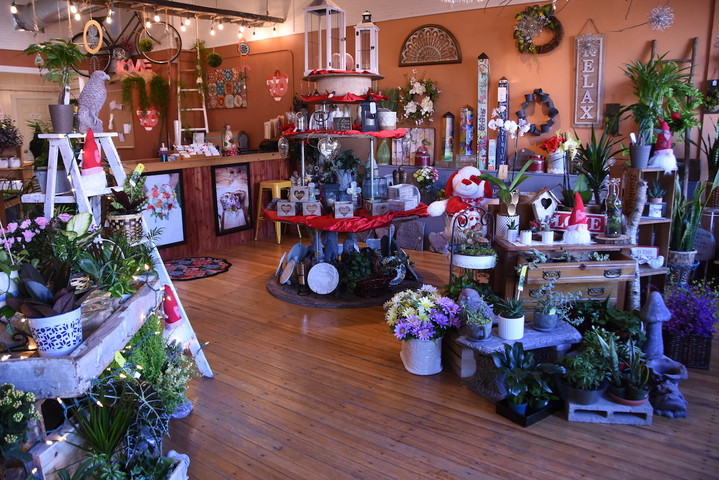 Rainbow Floral | 541 Water St, Prairie du Sac, WI 53578, USA | Phone: (608) 643-2223