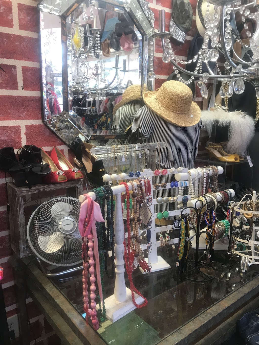 Thrifty store Infinite Boutique | 634-700 E Commonwealth Ave, Fullerton, CA 92831 | Phone: (714) 561-7798