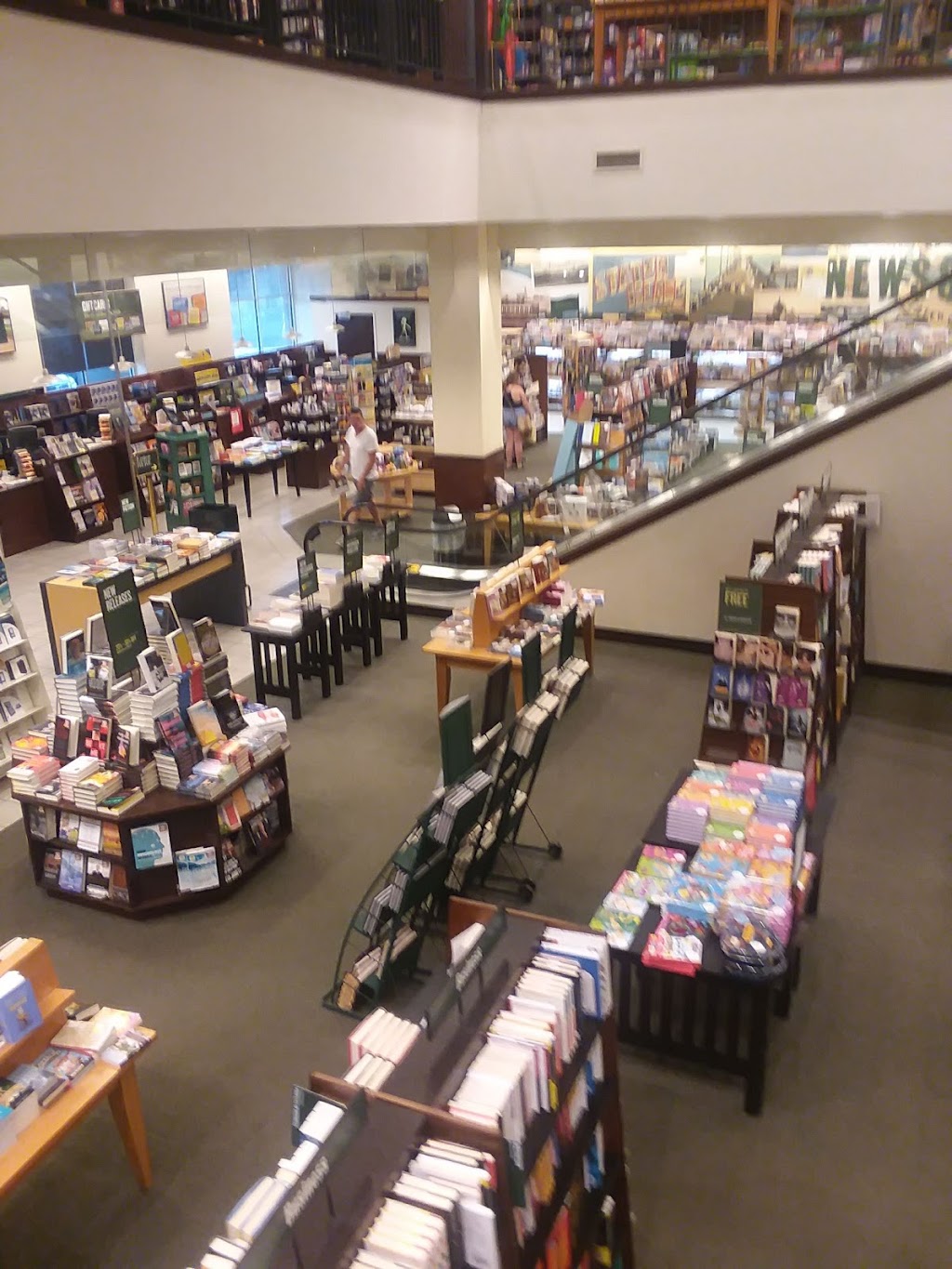 Barnes & Noble | 2655 Richmond Ave Suite 1590, Staten Island, NY 10314, USA | Phone: (718) 355-6033