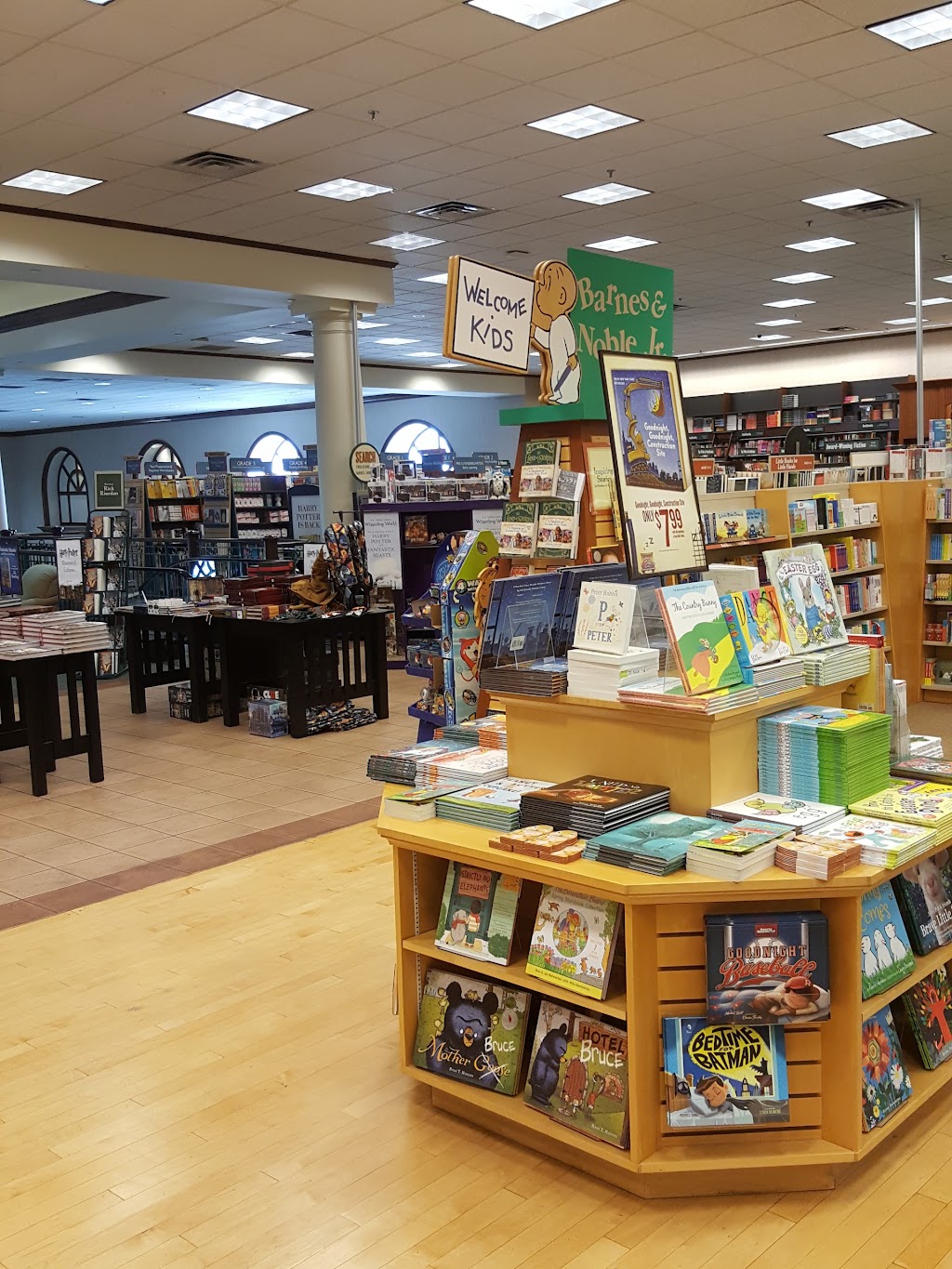 Barnes & Noble | 7700 W Northwest Hwy #300, Dallas, TX 75225, USA | Phone: (214) 739-1124