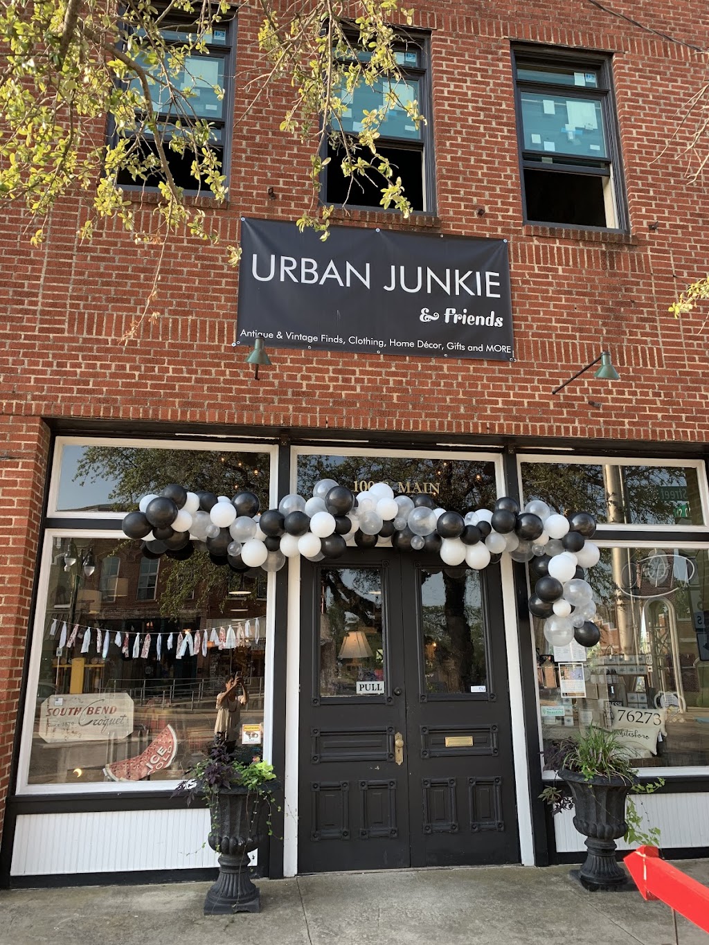 Urban Junkie | 100 E Main St, Whitesboro, TX 76273, USA | Phone: (903) 564-3835