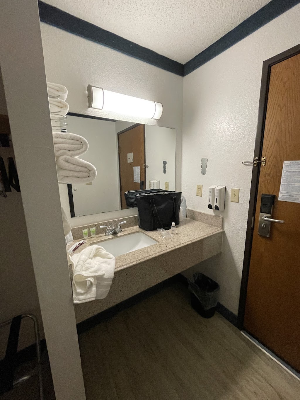 Waconia Inn & Suites | 301 E Frontage Rd, Waconia, MN 55387, USA | Phone: (952) 442-5147