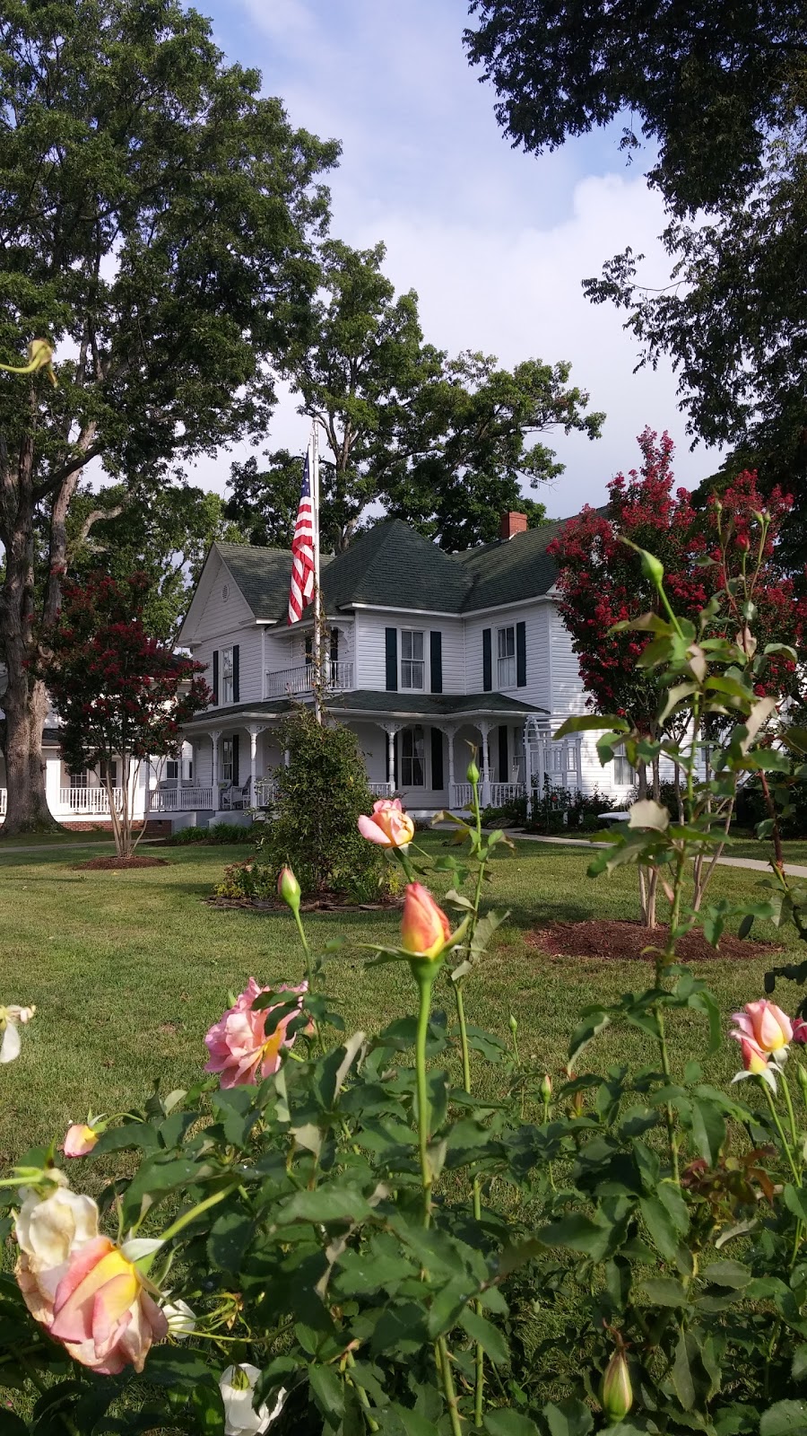 Flippins Bed & Breakfast | 203 W Main St, Pilot Mountain, NC 27041, USA | Phone: (336) 368-1183