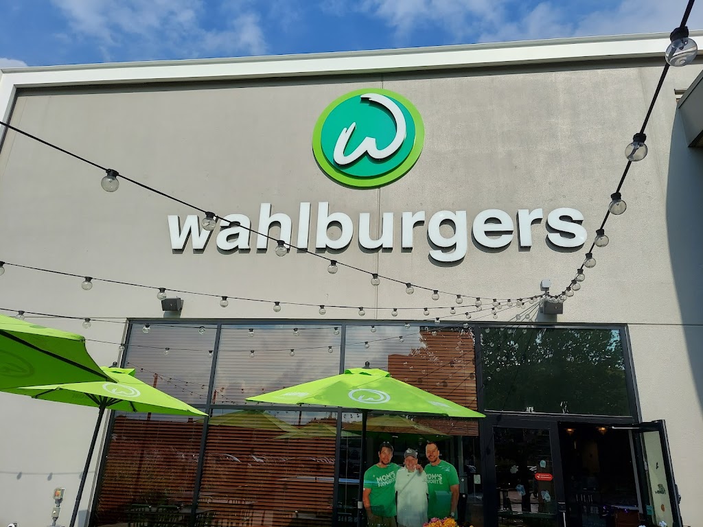 Wahlburgers | 100 Robinson Centre Dr #2550, Pittsburgh, PA 15205, USA | Phone: (412) 744-9089