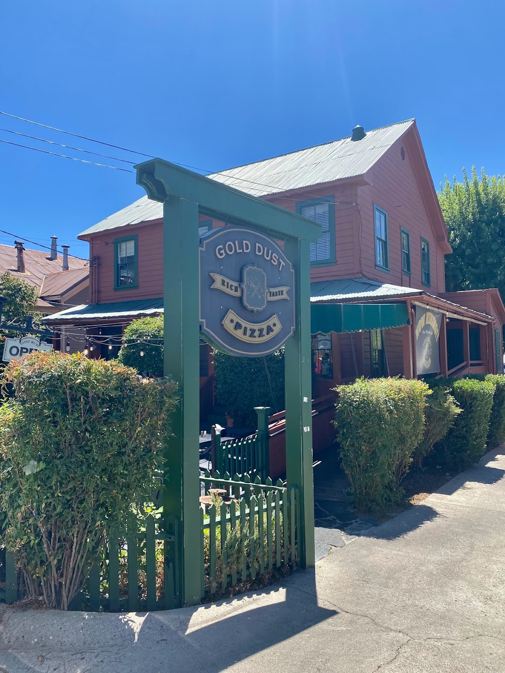 Gold Dust Pizza Sutter Creek | 20 Eureka St, Sutter Creek, CA 95685, USA | Phone: (209) 267-1900