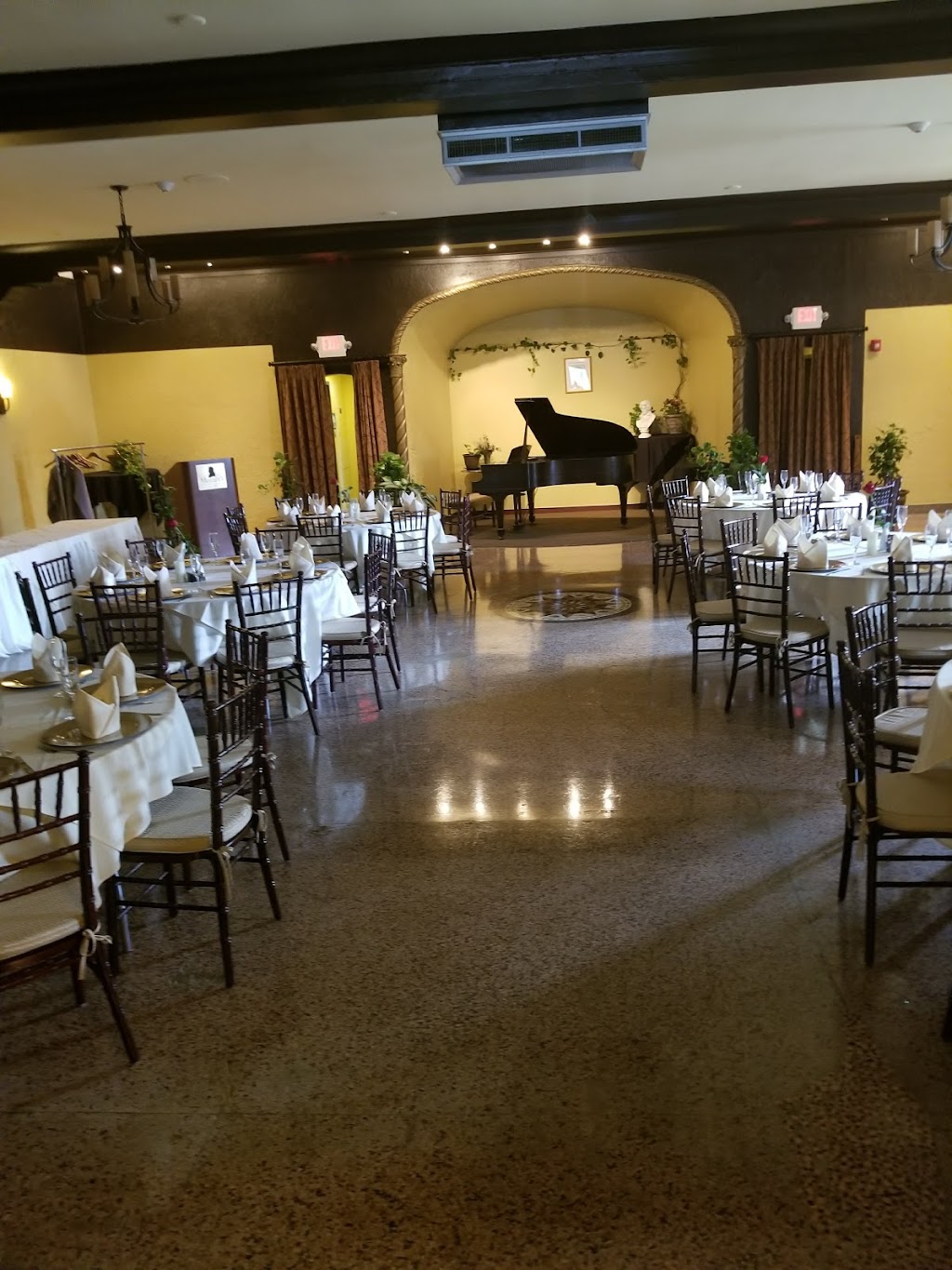 Mozarts Bakery and Event Space | 4784 N High St, Columbus, OH 43214, USA | Phone: (614) 268-3687