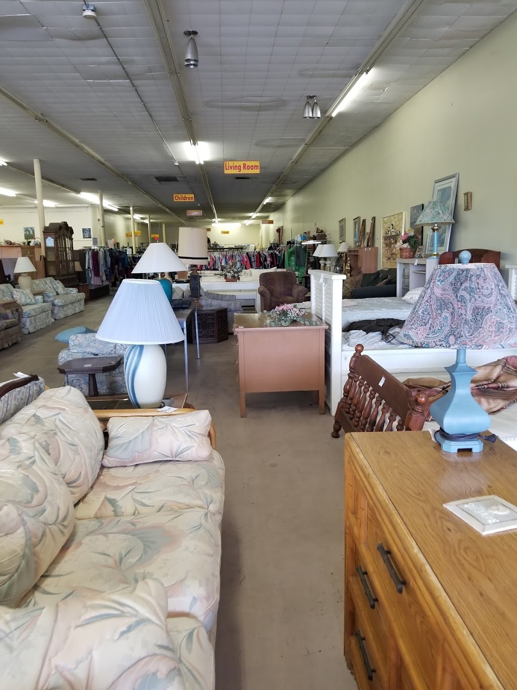 Helping rock thrift store | 14801 7th St, Dade City, FL 33523, USA | Phone: (352) 521-0535