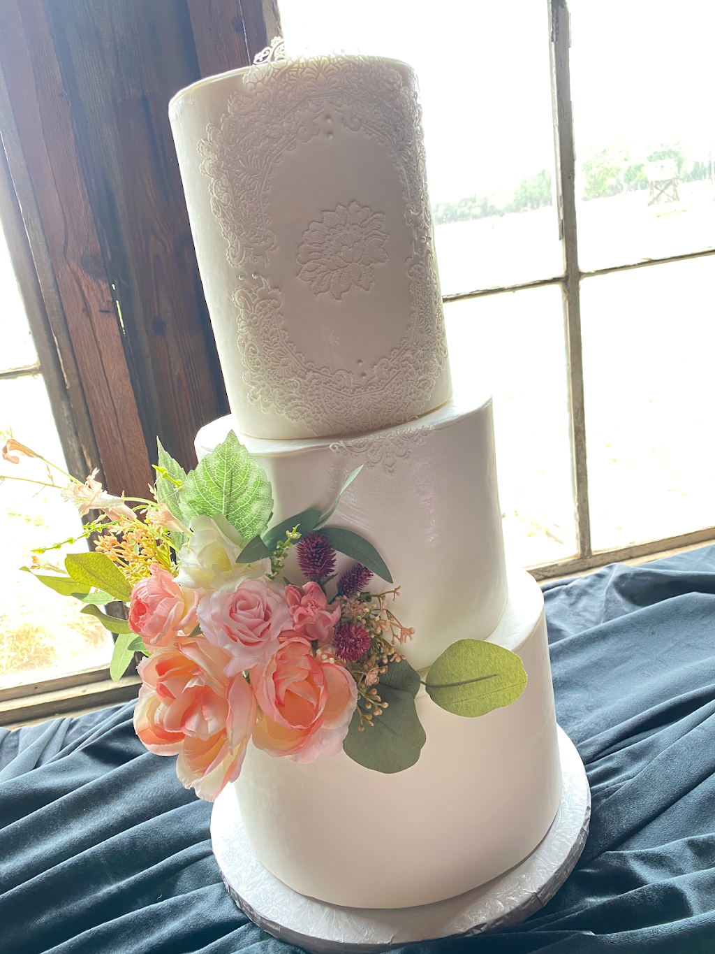 Cakes By Danielle- All About The Cake | 1050 Carolyn Cove, New Braunfels, TX 78130, USA | Phone: (817) 821-5107