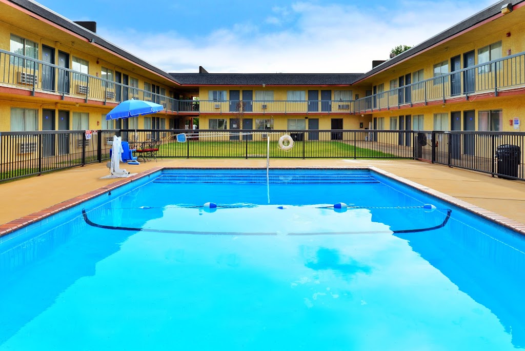 Castle Inn & Suites Chickasha | 2901 S 4th St, Chickasha, OK 73018, USA | Phone: (405) 222-2205