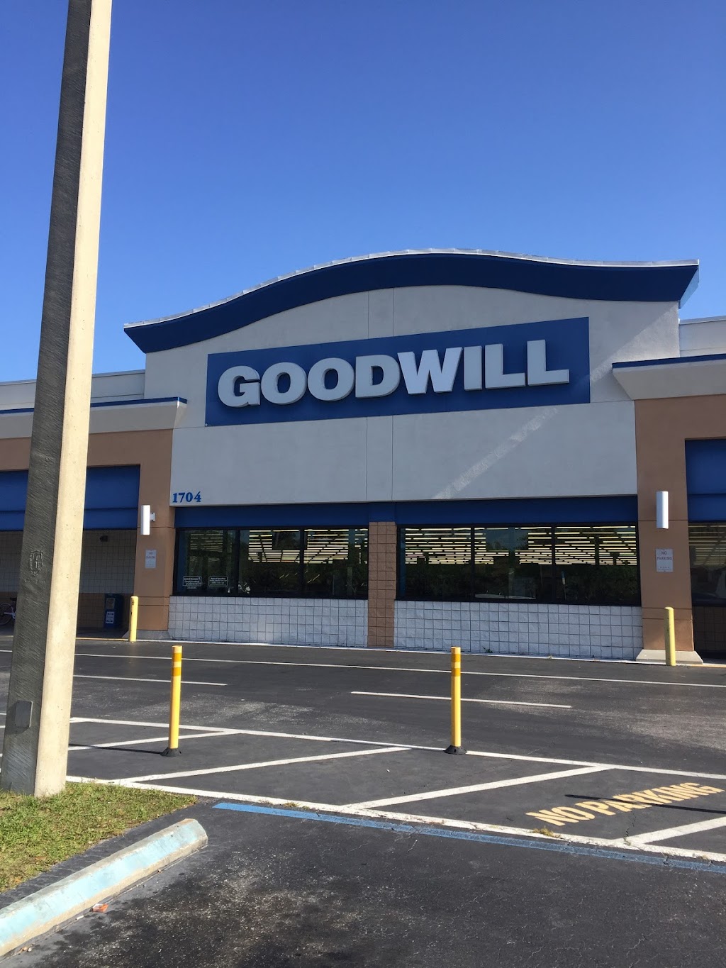 Goodwill Manasota - Retail Store & Donation Center | 1704 N Honore Ave, Sarasota, FL 34235 | Phone: (941) 487-3561