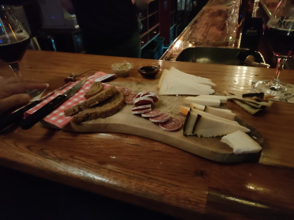 Cafe Gollem Raamsteeg | Raamsteeg 4, 1012 VZ Amsterdam, Netherlands | Phone: 020 612 9444