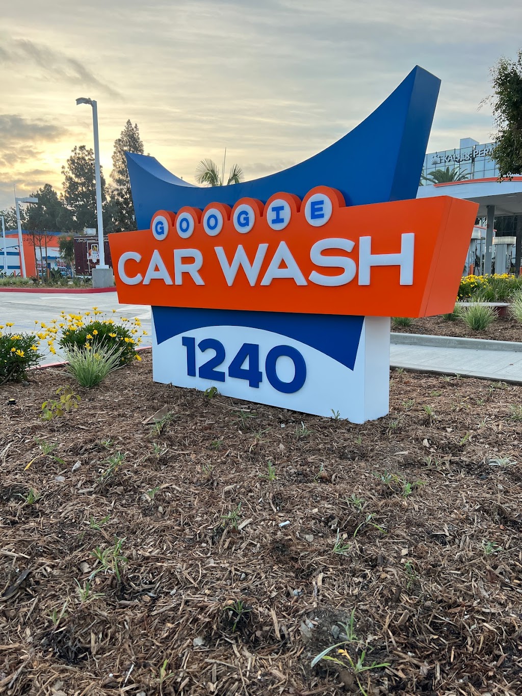 Googie Car Wash | 1240 N Euclid St, Anaheim, CA 92801, USA | Phone: (562) 464-0000