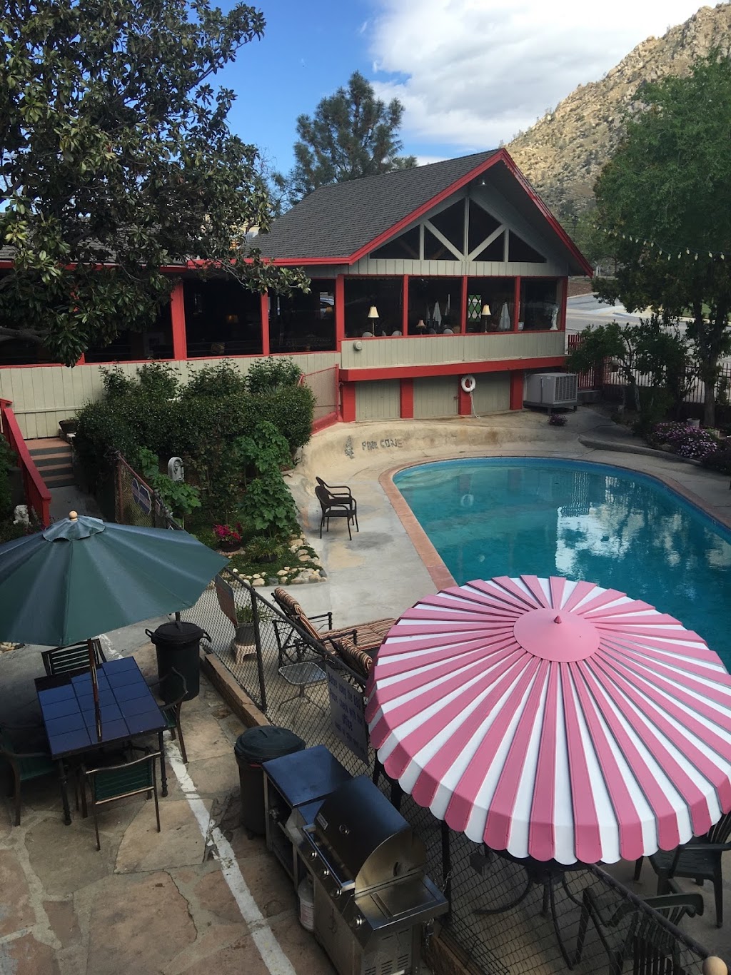 Piazzas Pine Cone Inn | 13383 Sierra Way, Kernville, CA 93238, USA | Phone: (760) 376-6669