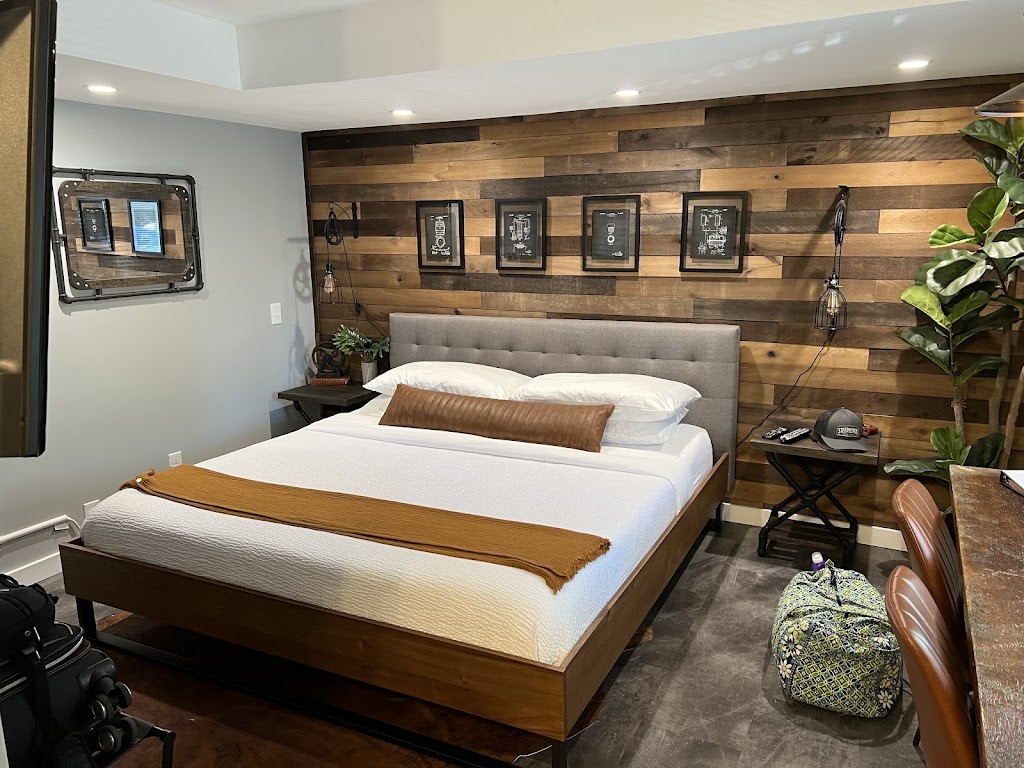 Hideaway Retreat | 5196 Fairfax Dr #5, Geneva, OH 44041, USA | Phone: (440) 361-3538