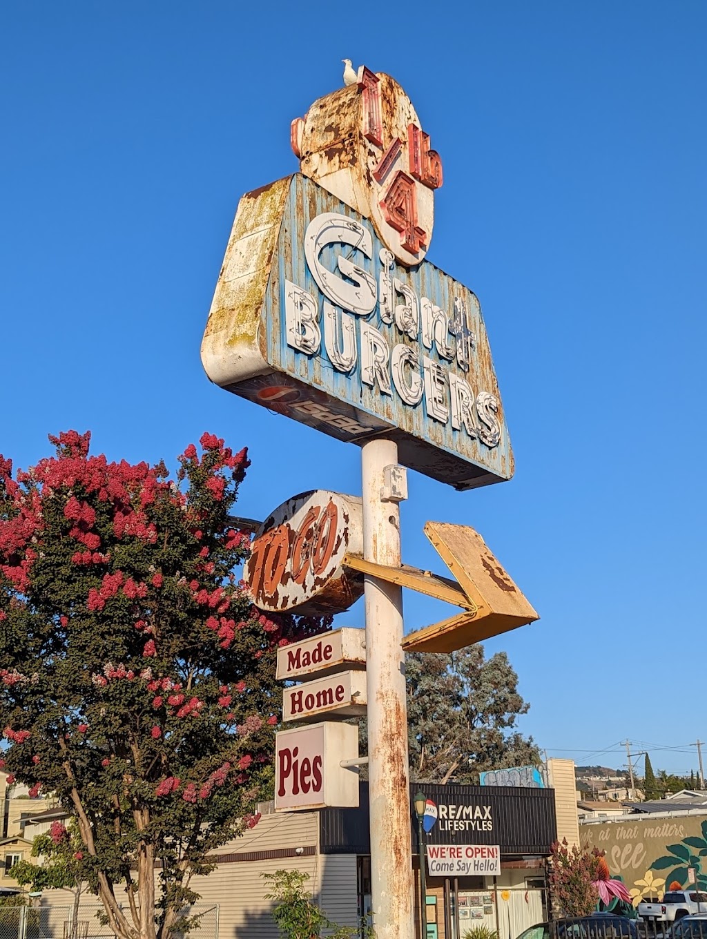 Giant Burgers | 4215 MacArthur Blvd, Oakland, CA 94619, USA | Phone: (510) 479-3327